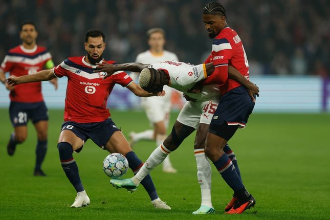 Pemain Lille Alexsandro Ribeiro berduel dengan pemain Galatasaray Victor Osimhen dalam pertandingan Liga Champions, Rabu (21/10/2026). (c) AP Photo/Jean-Francois Badias