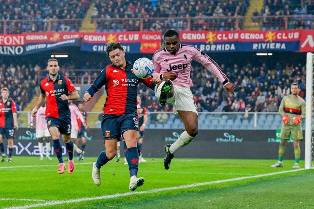 Statistik Serangan Juventus Jauh dari Memuaskan Pemain Genoa, Vitinha (kiri), berebut bola dengan pemain Juventus, Pierre Kalulu, dalam pertandingan Serie A, Kamis (29/10/2026). (c) Tano Pecoraro/LaPresse via AP