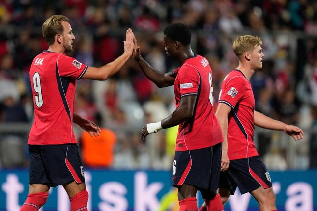 Tuchel Puji Performa Inggris Selama 90 Menit Pemain Inggris Harry Kane (kiri) merayakan gol bersama Marc Guehi dalam pertandingan UEFA Nations League melawan Kroasia, Sabtu (3/10/2026). (c) AP Photo/Darko Bandic