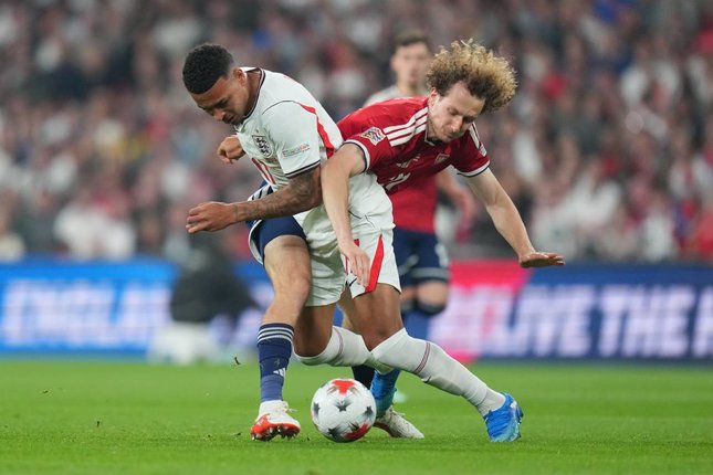 Tuchel Puji Perkembangan Inggris di Nations League Pemain Inggris Morgan Rogers (kiri) berebut bola dengan pemain Republik Ceko Alex Kral dalam pertandingan UEFA Nations League, Rabu (7/10/2026). (c) AP Photo/Kirsty Wigglesworth