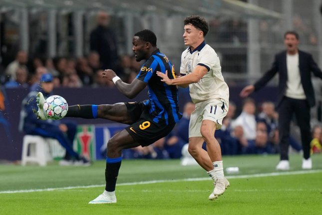 Prediksi Starting XI Inter vs Shakhtar Pemain Inter Milan Marcus Thuram (kiri) berebut bola dengan pemain Club Brugge Cisse Sandra dalam pertandingan Liga Champions, Rabu (14/10/2026). (c) AP Photo/Luca Bruno