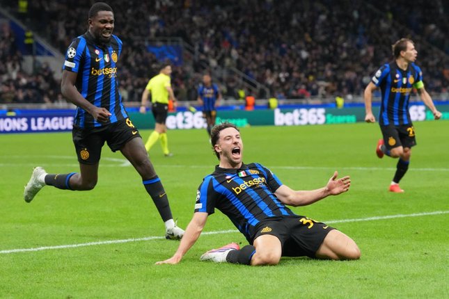 Pemain Inter Milan, Carlos Augusto, merayakan gol dalam pertandingan Liga Champions melawan Shakhtar Donetsk, Kamis (22/10/2026). (c) AP Photo/Luca Bruno