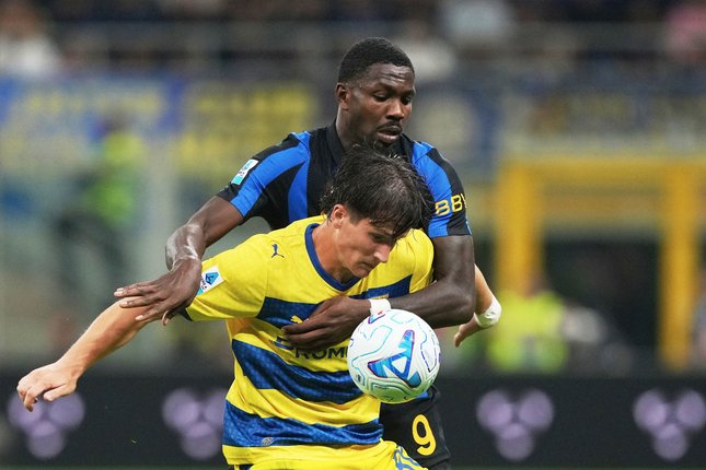 Prediksi Starting XI Inter vs Club Brugge Pemain Inter Milan Marcus Thuram (belakang) berduel berebut bola dengan pemain Parma Giovanni Fabbian dalam laga Serie A antara Inter vs Parma di Milan, Italia, Sabtu, 10 Oktober 2026 (c) AP Photo/Antonio Calanni