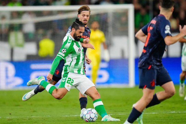 Pemain Real Betis Isco menendang bola dalam pertandingan Liga Champions melawan Feyenoord, Kamis (22/10/2026). (c) AP Photo/Jose Breton