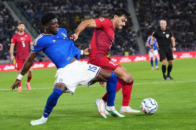 Babak Kedua Jadi Penentu Kemenangan Italia Pemain Italia Issa Doumbia (kiri) dan pemain Turki Ozan Kabak dalam pertandingan UEFA Nations League, Selasa (6/10/2026). (c) AP Photo/Antonio Calanni