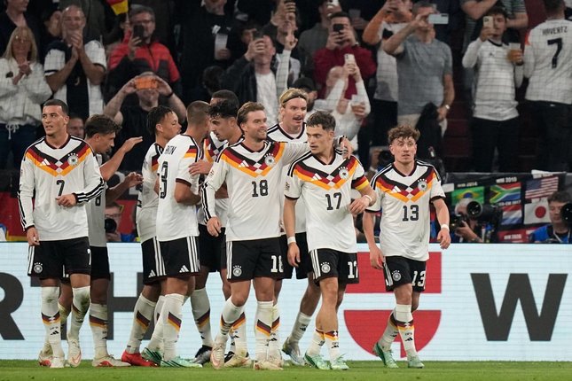 Jurgen Klopp Puas dengan Performa Jerman Pemain Jerman Florian Wirtz merayakan gol bersama rekan-rekan setim dalam pertandingan UEFA Nations League melawan Serbia, Jumat (2/10/2026). (c) AP Photo/Matthias Schrader