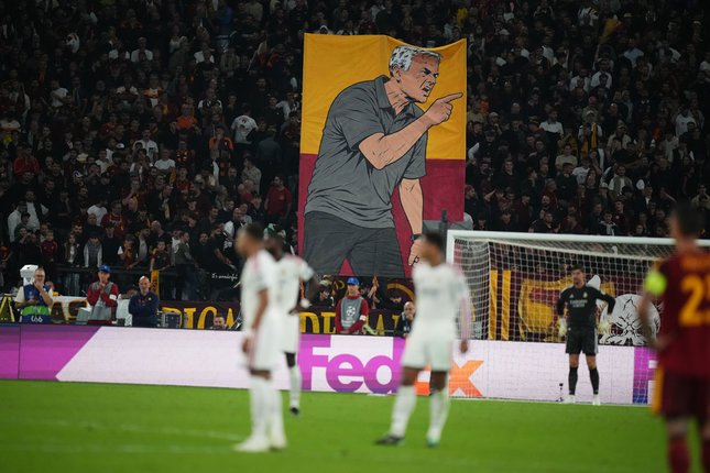 Laga Berikutnya Fans AS Roma memberikan sambutan spesial untuk Jose Mourinho pada laga lawan Real Madrid di Liga Champions 2026/2027 (c) AP Photo/Alessandra Tarantino