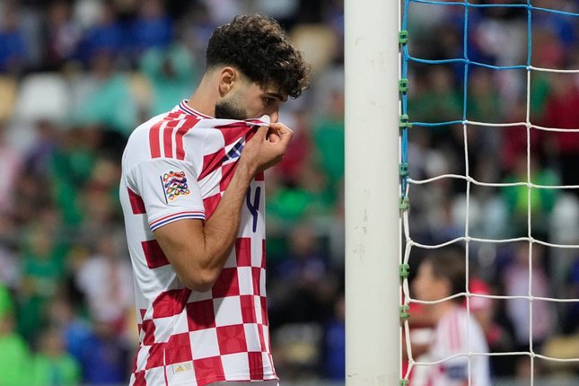 Pemain Kroasia Josko Gvardiol bereaksi dalam pertandingan UEFA Nations League melawan Inggris di Rijeka, Sabtu (3/10/2026). (c) AP Photo/Darko Bandic