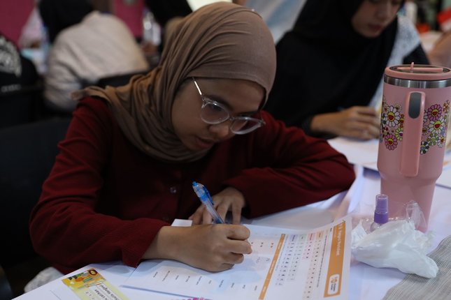Belajar Hangeul dengan Permainan Interaktif Para peserta antusias mengikuti Kapanlagi Korea Hangeul Day Experience Class bersama Kkuljaem (c) Kapanlagi Youniverse