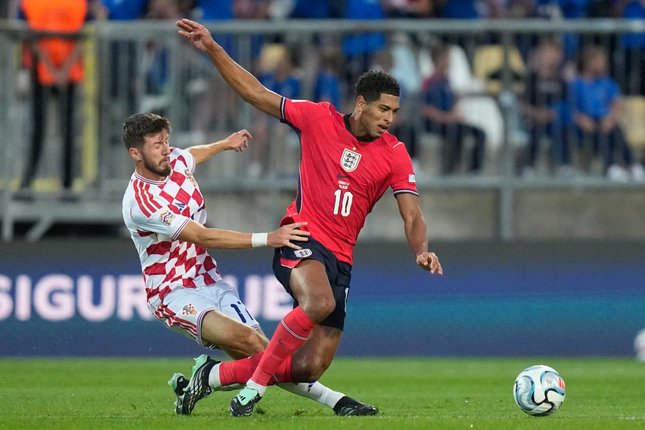Inggris Tambah Tiga Gol Setelah Jeda Pemain Kroasia Petar Sucic (kiri) melakukan tekel terhadap pemain Inggris Jude Bellingham dalam pertandingan UEFA Nations League, Sabtu (3/10/2026). (c) AP Photo/Darko Bandic