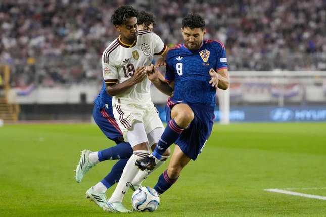 Merino Cetak Dua Gol, Spanyol Balikkan Keadaan Pemain Spanyol Lamine Yamal berebut bola dengan pemain Kroasia Mateo Kovacic dalam pertandingan UEFA Nations League, Rabu (7/10/2026). (c) AP Photo/Darko Bandic