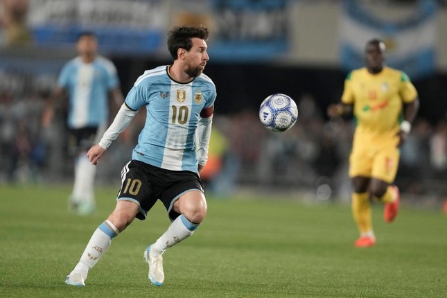 Messi Kenang Perjalanannya Bersama Argentina Pemain Argentina Lionel Messi mengontrol bola dalam pertandingan persahabatan melawan Benin, Rabu (7/10/2026). (c) AP Photo/Natacha Pisarenko