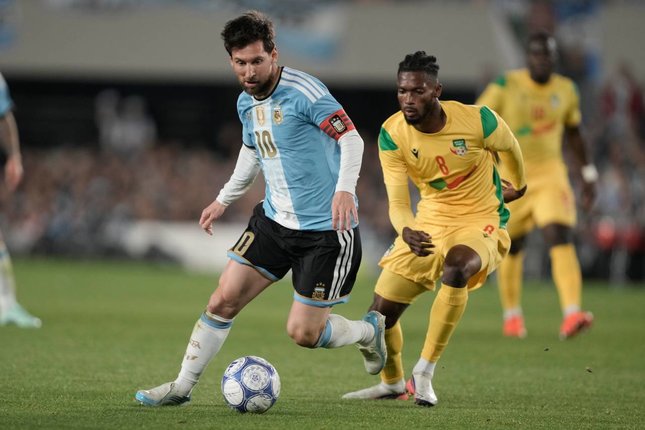 Pemain Argentina Lionel Messi berebut bola dengan pemain Benin Imourane Hassane dalam laga persahabatan internasional, Rabu (7/10/2026). (c) AP Photo/Natacha Pisarenko