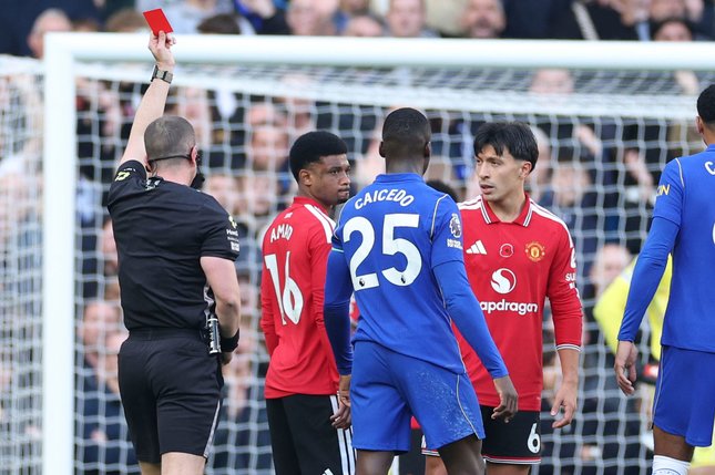 Carrick Tak Salahkan Martinez dan Pastikan Tetap Bertahan Lisandro Martinez menerima kartu merah pada laga Chelsea vs Man United di pekan ke-9 Premier League 2026/2027 (c) AP Photo/Ian Walton