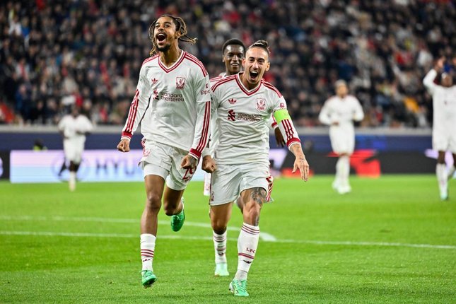 Pemain Liverpool Bradley Barcola (kiri) merayakan gol dalam pertandingan Liga Champions melawan LASK, Rabu (14/10/2026). (c) AP Photo/Denes Erdos