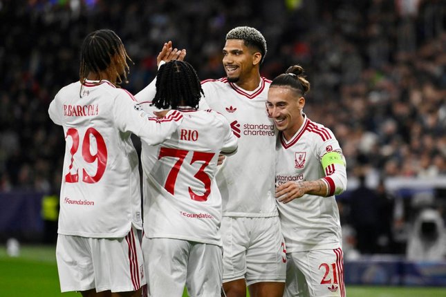Bisa Dipermanenkan Pemain Liverpool Ronald Araujo merayakan gol dalam pertandingan Liga Champions melawan LASK, Rabu (14/10/2026). (c) AP Photo/Denes Erdos