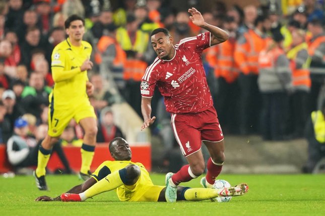 Babak Kedua Pemain Villarreal Pape Gueye (bawah) berebut bola dengan pemain Liverpool Ryan Gravenberch dalam pertandingan Liga Champions, Rabu (21/10/2026). (c) AP Photo/Ian Hodgson