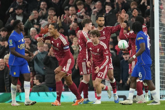 Para pemain Liverpool merayakan gol dalam pertandingan Carabao Cup melawan Chelsea, Kamis (29/10/2026). (c) AP Photo/Jon Super