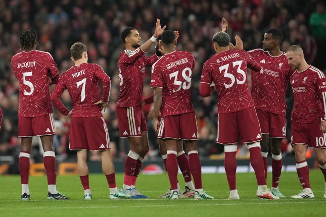 Iraola Puji Kontribusi Pemain Muda Liverpool Para pemain Liverpool bereaksi saat adu penalti melawan Chelsea di Carabao Cup, Kamis (29/10/2026). (c) AP Photo/Jon Super