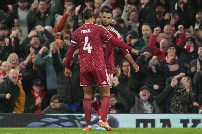 Iraola Puas Liverpool Lolos ke Perempat Final Pemain Liverpool, Cody Gakpo dan Virgil van Dijk, merayakan gol dalam pertandingan Carabao Cup melawan Chelsea, Kamis (29/10/2026). (c) AP Photo/Jon Super