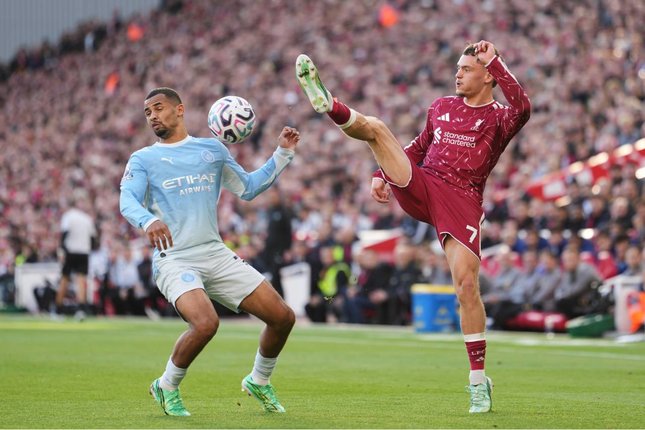 Pemain Manchester City Iliman Ndiaye berebut bola dengan pemain Liverpool Florian Wirtz dalam pertandingan Premier League, Minggu (11/10/2026). (c) AP Photo/Jon Super