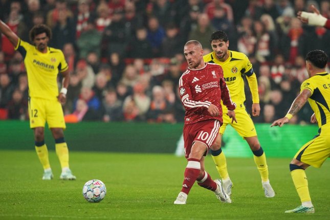 Babak Pertama Pemain Liverpool Alexis Mac Allister menendang bola dalam pertandingan Liga Champions melawan Villarreal, Rabu (21/10/2026). (c) AP Photo/Ian Hodgson