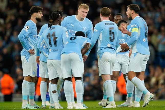 Manchester City Terancam Degradasi ke Championship Pemain Manchester City Erling Haaland (tengah) berbicara dengan rekan-rekan setimnya dalam pertandingan Liga Champions melawan PSG, Kamis (15/10/2026). (c) AP Photo/Dave Thompson