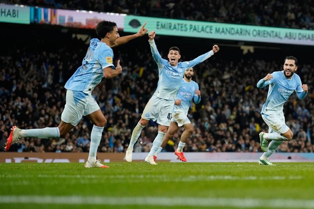 Pemain Manchester City, Vitor Reis (kiri), merayakan gol dalam pertandingan Carabao Cup melawan Brighton and Hove Albion, Kamis (29/10/2026). (c) AP Photo/Dave Thompson