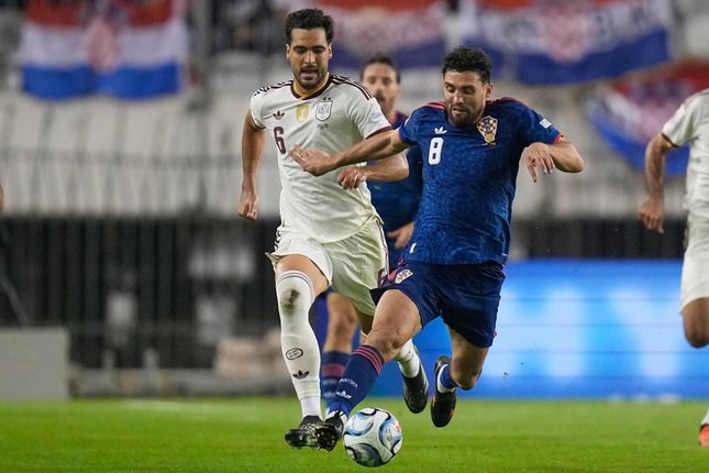Pemain Kroasia Mateo Kovacic menggiring bola diikuti pemain Spanyol Mikel Merino dalam pertandingan UEFA Nations League, Rabu (7/10/2026). (c) AP Photo/Darko Bandic