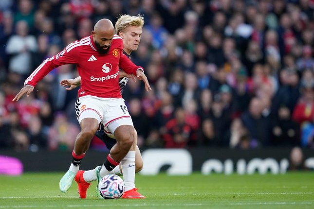 Pemain Manchester United Bryan Mbeumo berduel dengan pemain Tottenham Hotspur Lucas Bergvall dalam pertandingan Premier League, Sabtu (10/10/2026). (c) AP Photo/Dave Thompson