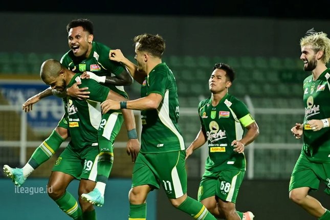 Head to Head dan Performa Selebrasi pemain Persebaya Surabaya usai Alex Martins mencetak gol pada laga BRI Super League 2026/2027 (c) Dok. I.League
