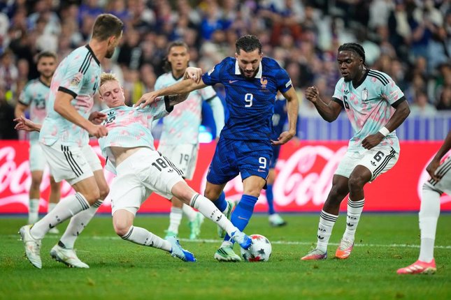 Pemain Prancis Rayan Cherki (tengah) berebut bola dengan pemain Belgia Joaquin Seys (tengah kiri) dalam pertandingan UEFA Nations League, Selasa (6/10/2026). (c) AP Photo/Teresa Suarez