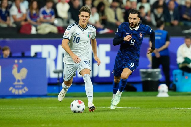 Pemain Prancis Rayan Cherki dan pemain Italia Nicolo Fagioli berebut bola dalam pertandingan UEFA Nations League, Sabtu (3/10/2026). (c) AP Photo/Teresa Suarez