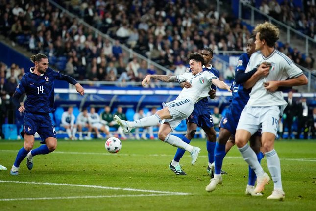Pemain Italia Alessandro Bastoni melepaskan tembakan dalam pertandingan UEFA Nations League melawan Prancis, Sabtu (3/10/2026). (c) AP Photo/Teresa Suarez