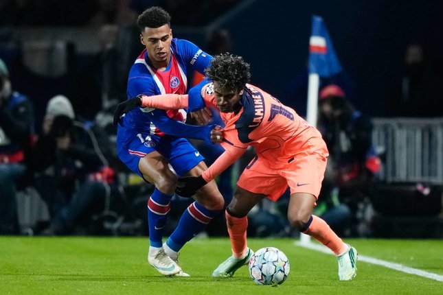Susunan Pemain Pemain Barcelona Lamine Yamal mendapat kawalan dari pemain PSG Desire Doue dalam pertandingan Liga Champions, Rabu (21/10/2026). (c) AP Photo/Teresa Suarez
