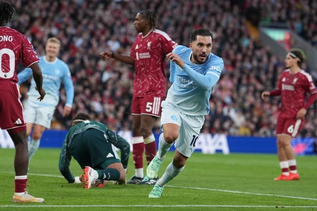 2. Manchester City Tetap Fokus di Tengah Tekanan Pemain Manchester City Rayan Cherki merayakan gol ketiga timnya dalam pertandingan Premier League kontra Liverpool, Minggu (11/10/2026). (c) AP Photo/Jon Super