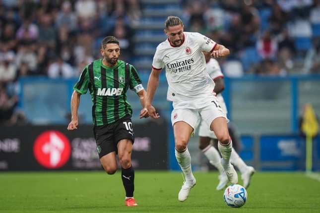 Pemain AC Milan Adrien Rabiot menghalau bola dari pemain Sassuolo Domenico Berardi dalam pertandingan Serie A, Minggu (11/10/2026). (c) Massimo Paolone/LaPresse via AP