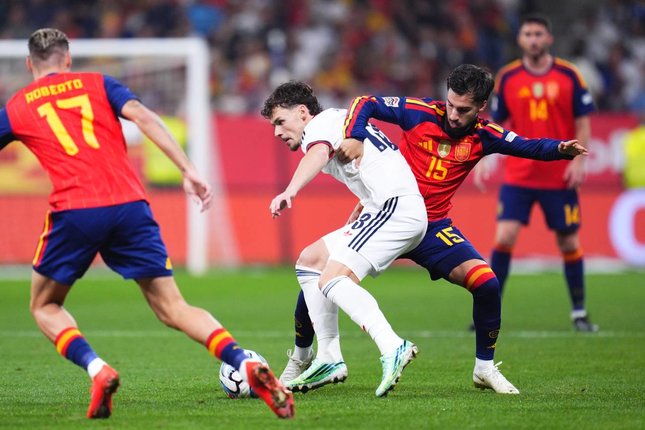 Pemain Spanyol Alex Baena berebut bola dengan pemain Republik Ceko Lukas Ambros dalam pertandingan UEFA Nations League, Minggu (4/10/2026). (c) AP Photo/Manu Fernandez