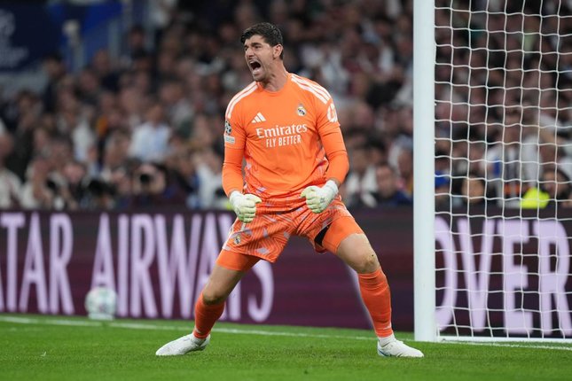 Kiper Real Madrid, Thibaut Courtois, bereaksi dalam pertandingan Liga Champions melawan RB Leipzig, Kamis (22/10/2026). (c) AP Photo/Bernat Armangue