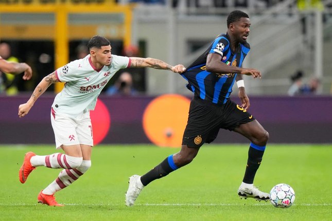 Pemain Inter Milan Marcus Thuram dan pemain Shakhtar Gleiker Mendoza berebut bola dalam pertandingan Liga Champions, Kamis (22/10/2026). (c) AP Photo/Luca Bruno