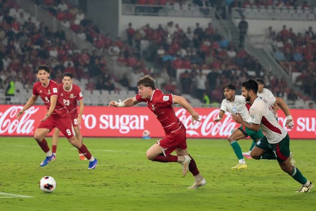 Herdman Bicara soal Nyanyian Suporter Pemain Timnas Indonesia Ole Romeny beraksi dalam pertandingan melawan Bangladesh di FIFA ASEAN Cup 2026, Kamis (1/10/2026) malam WIB. (c) AP Photo