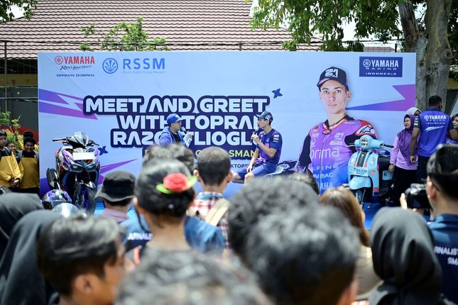 Toprak Razgatlioglu Antusias Sambut MotoGP Mandalika Toprak Razgatlioglu, pembalap Prima Pramac Yamaha MotoGP team menyambangi SMA Negeri 3 Mataram Nusa Tenggara Barat (c) Dok. YIMM