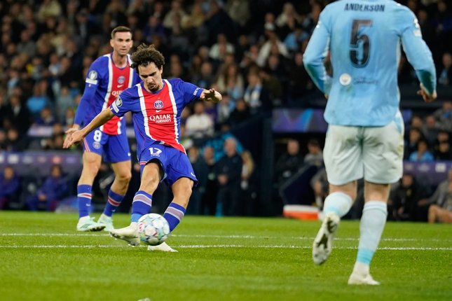 Gelandang Pemain PSG Vitinha mencetak gol dalam pertandingan Liga Champions melawan Manchester City, Kamis (15/10/2026). (c) AP Photo/Dave Thompson