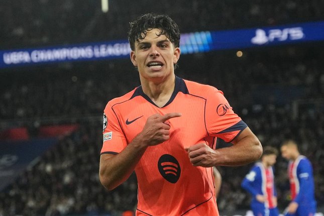 Cedera Pemain Paksa Hansi Flick Cari Solusi Pemain Barcelona, Xavi Espart, merayakan gol dalam pertandingan Liga Champions melawan PSG, Selasa (20/10/2026). (c) AP Photo/Thibault Camus