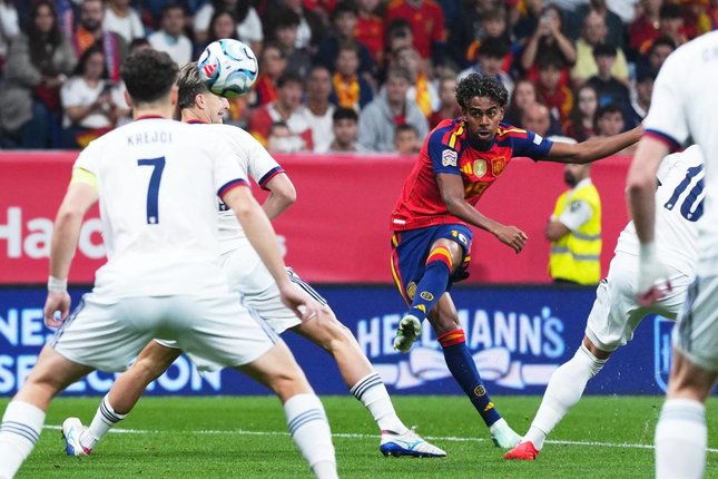 Pemain Spanyol Lamine Yamal melepaskan tembakan dalam pertandingan UEFA Nations League melawan Republik Ceko, Minggu (4/10/2026). (c) AP Photo/Manu Fernandez