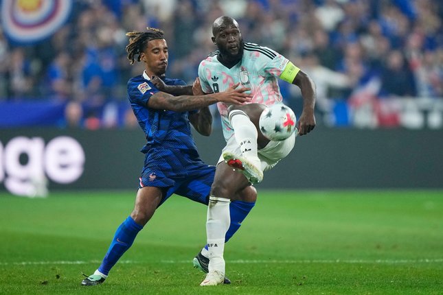 Ingin Jadi Lebih Baik Lagi Leny Yoro mencoba menghentikan Romelu Lukaku di laga UEFA Nations League: Prancis vs Belgia (c) AP Photo/Teresa Suarez