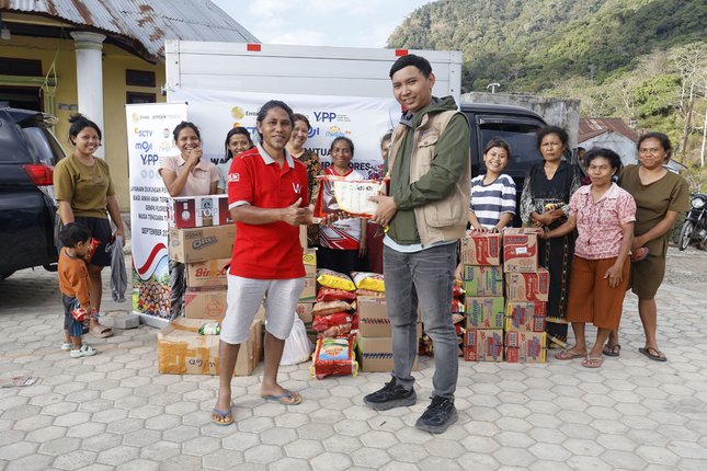 Yayasan Pundi Amal Peduli Kasih menyalurkan bantuan kepada warga Flores yang terdampak bencana gempa (c) Dok. EMTEK