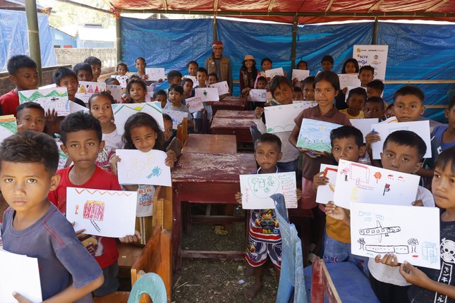 Yayasan Pundi Amal Peduli Kasih membagikan perlengkapan sekolah kepada anak-anak korban gempa Flores (c) Dok. EMTEK