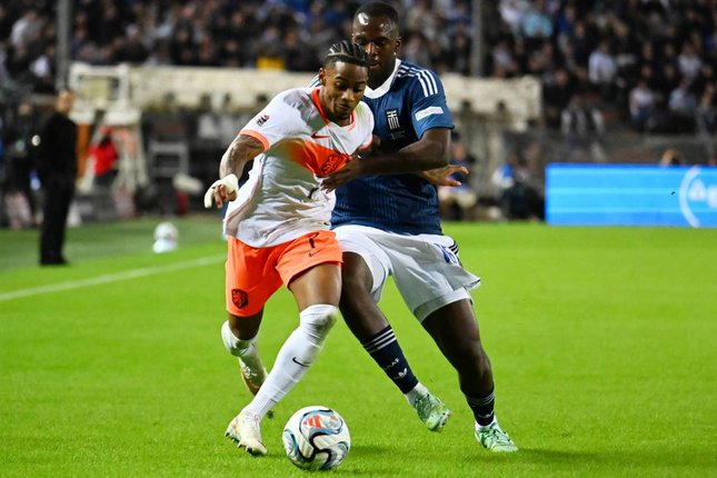 Xavi Akui Salah Menempatkan Pemain Pemain Belanda Crysencio Summerville dan pemain Yunani Andreas Tetteh berebut bola dalam pertandingan UEFA Nations League, Jumat (2/10/2026). (c) AP Photo/Giannis Papanikos