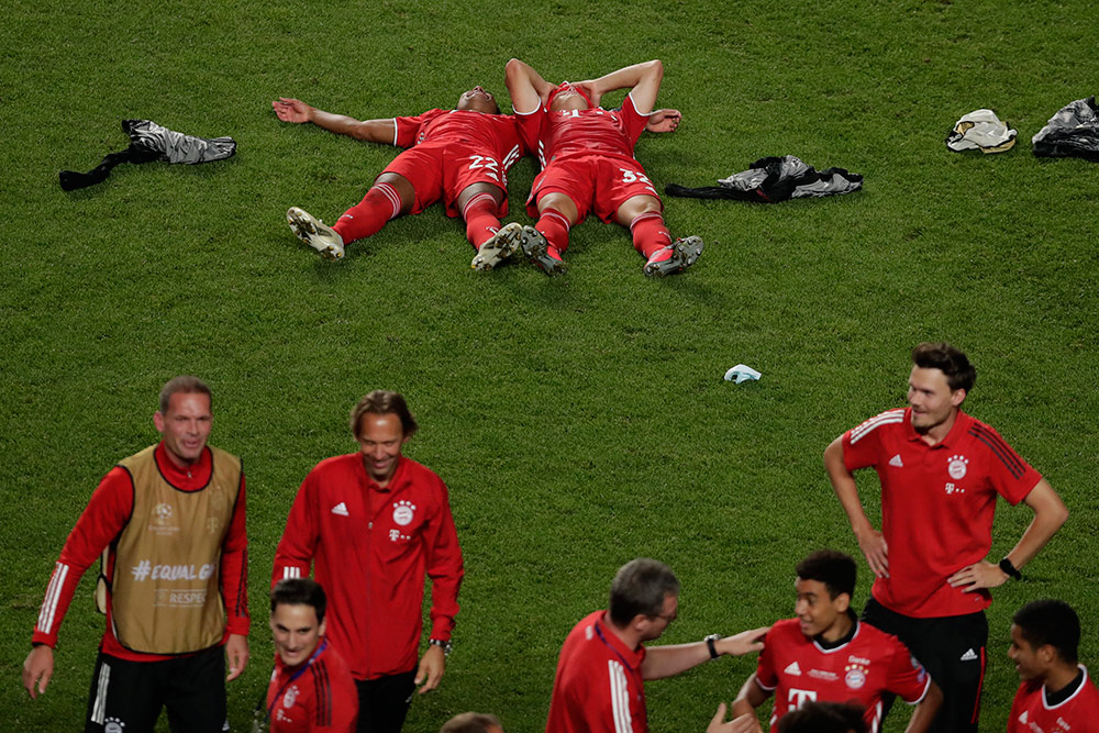 Momen Bayern Munchen Angkat Trofi Liga Champions